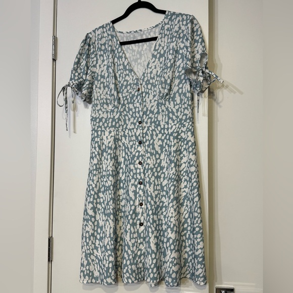 Dresses & Skirts - Short Sleeve Button-Front Dress in Sage and White Pattern. Women’s L